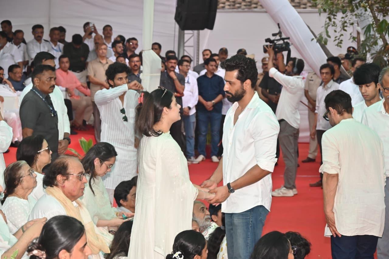 Vicky Kaushal was seen consoling Asha's granddaughter Zanai Bhosle as he arrived to attend the funeral of the late singer.